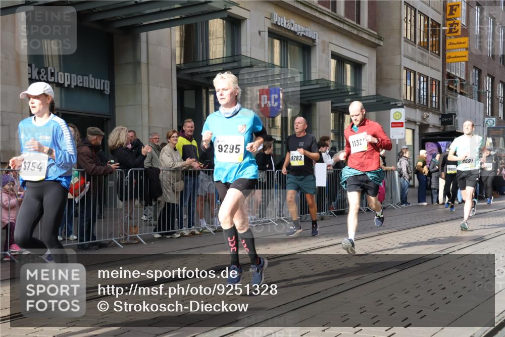 05.10.2025 - 20. swb-Marathon Bremen Strokosch-Dieckow http://msf.ph/oto/9251328 05.10.2025 10:54:27 Ziel 8326, 9282, 9295, 9427, 9436, 9560, 9570, 9591, 9754, 9776, 10007, 10024, 10174, 10231, 10232, 10233, 10296, 10487, 10609, 10768, 10770, 11163, 11276, 11320, 11321, 11373, 11470, 11694, 8326, 9282, 9295, 9427, 9436, 9560, 9570, 9591, 9754, 9776, 10007, 10024, 10174, 10231, 10232, 10233, 10296, 10487, 10609, 10768, 10770, 11163, 11276, 11320, 11321, 11373, 11470, 11694 meine-sportfotos.de