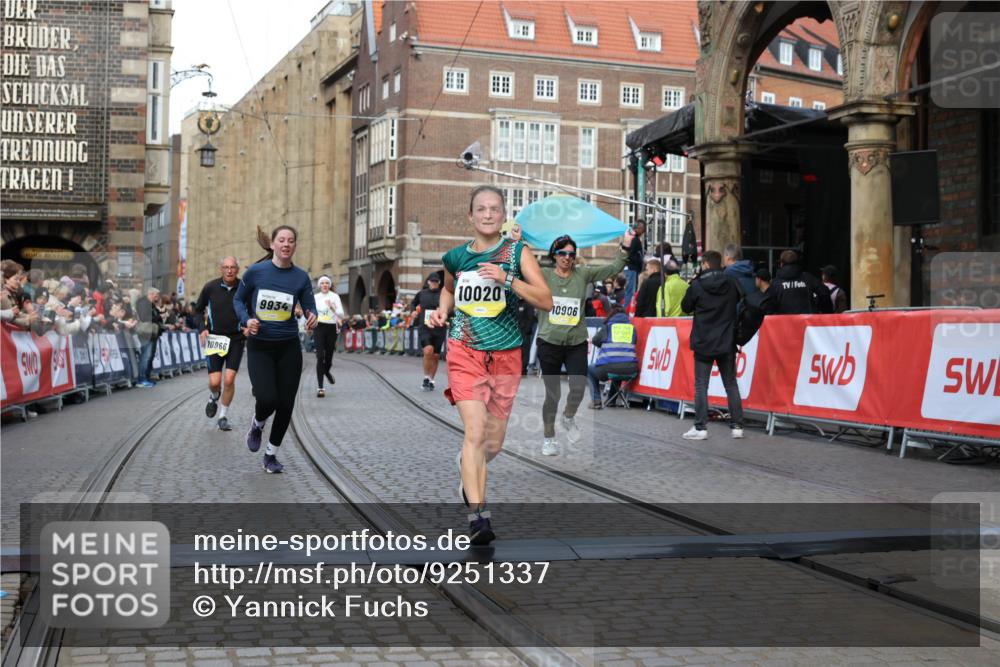 05.10.2025 - 20. swb-Marathon Bremen Yannick Fuchs http://msf.ph/oto/9251337 05.10.2025 10:53:50 Ziel 9494, 9934, 10020, 10310, 10642, 10906, 10925, 10966, 11046, 11246 meine-sportfotos.de