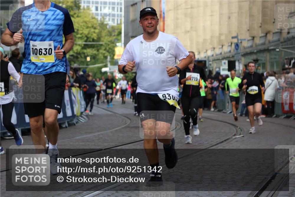 05.10.2025 - 20. swb-Marathon Bremen Strokosch-Dieckow http://msf.ph/oto/9251342 05.10.2025 11:01:04 Ziel 9208, 9305, 9443, 9880, 9954, 10228, 10359, 10477, 10630, 11053, 11524, 11719 meine-sportfotos.de