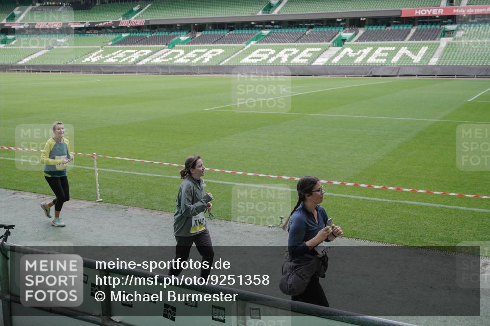 05.10.2025 - 20. swb-Marathon Bremen Michael Burmester http://msf.ph/oto/9251358 05.10.2025 10:40:55 Laufen im Stadion 7706, 8111, 9001, 9178, 9191, 9205, 9217, 9245, 9274, 9306, 9321, 9334, 9353, 9355, 9438, 9440, 9446, 9466, 9483, 9491, 9530, 9537, 9552, 9589, 9599, 9605, 9617, 9623, 9685, 9690, 9702, 9712, 9721, 9757, 9764, 9774, 9804, 9853, 9874, 9877, 9892, 9942, 10001, 10037, 10058, 10081, 10100, 10101, 10135, 10160, 10168, 10193, 10235, 10236, 10243, 10343, 10419, 10458, 10550, 10563, 10580, 10585, 10632, 10737, 11090, 11270, 7799, 9241, 9554, 9571, 9619, 9931 meine-sportfotos.de