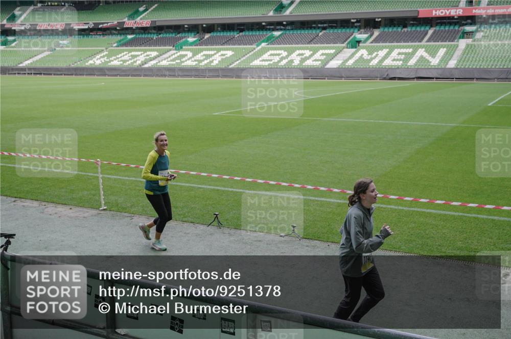 05.10.2025 - 20. swb-Marathon Bremen Michael Burmester http://msf.ph/oto/9251378 05.10.2025 10:40:55 Laufen im Stadion 7706, 8111, 9001, 9178, 9191, 9205, 9217, 9245, 9274, 9306, 9321, 9334, 9353, 9355, 9438, 9440, 9446, 9466, 9483, 9491, 9530, 9537, 9552, 9589, 9599, 9605, 9617, 9623, 9685, 9690, 9702, 9712, 9721, 9757, 9764, 9774, 9804, 9853, 9874, 9877, 9892, 9942, 10001, 10037, 10058, 10081, 10100, 10101, 10135, 10160, 10168, 10193, 10235, 10236, 10243, 10343, 10419, 10458, 10550, 10563, 10580, 10585, 10632, 10737, 11090, 11270, 7799, 9241, 9554, 9571, 9619, 9931 meine-sportfotos.de