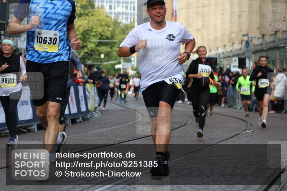 05.10.2025 - 20. swb-Marathon Bremen Strokosch-Dieckow http://msf.ph/oto/9251385 05.10.2025 11:01:04 Ziel 9208, 9305, 9443, 9880, 9954, 10228, 10359, 10477, 10630, 11053, 11524, 11719 meine-sportfotos.de