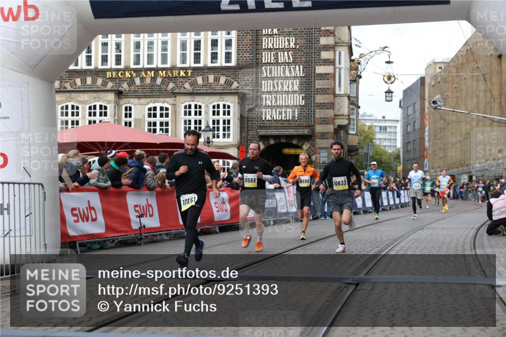 05.10.2025 - 20. swb-Marathon Bremen Yannick Fuchs http://msf.ph/oto/9251393 05.10.2025 10:45:03 Ziel 9590, 10568, 10633, 10851 meine-sportfotos.de
