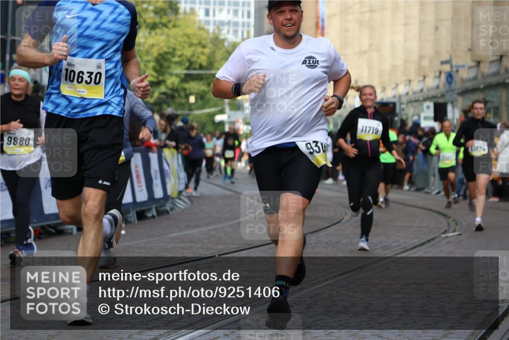 05.10.2025 - 20. swb-Marathon Bremen Strokosch-Dieckow http://msf.ph/oto/9251406 05.10.2025 11:01:04 Ziel 9208, 9305, 9443, 9880, 9954, 10228, 10359, 10477, 10630, 11053, 11524, 11719 meine-sportfotos.de