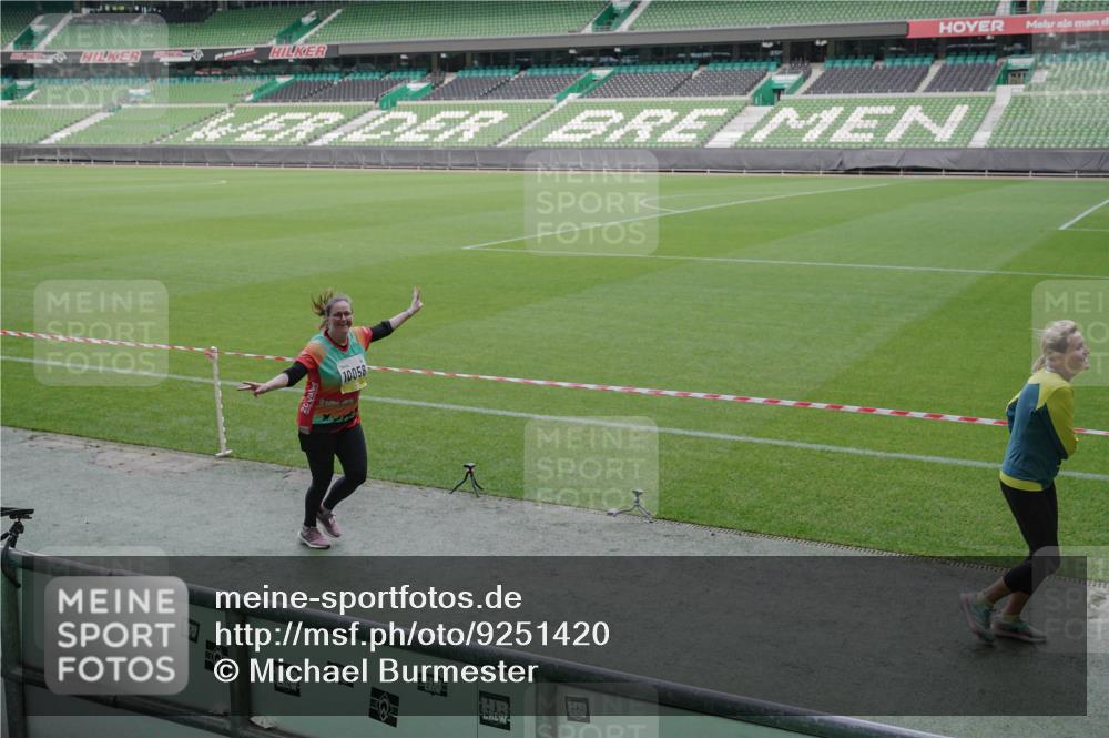 05.10.2025 - 20. swb-Marathon Bremen Michael Burmester http://msf.ph/oto/9251420 05.10.2025 10:40:57 Laufen im Stadion 7706, 8111, 9001, 9178, 9191, 9205, 9217, 9245, 9274, 9306, 9321, 9334, 9353, 9355, 9438, 9440, 9446, 9466, 9483, 9491, 9530, 9537, 9552, 9589, 9599, 9605, 9617, 9685, 9690, 9702, 9712, 9721, 9757, 9764, 9774, 9804, 9853, 9874, 9877, 9892, 9942, 10001, 10037, 10058, 10081, 10100, 10101, 10135, 10168, 10193, 10235, 10236, 10243, 10295, 10343, 10419, 10458, 10550, 10563, 10580, 10582, 10585, 10632, 11090, 11270, 7799, 9241, 9554, 9571, 9619, 9931 meine-sportfotos.de