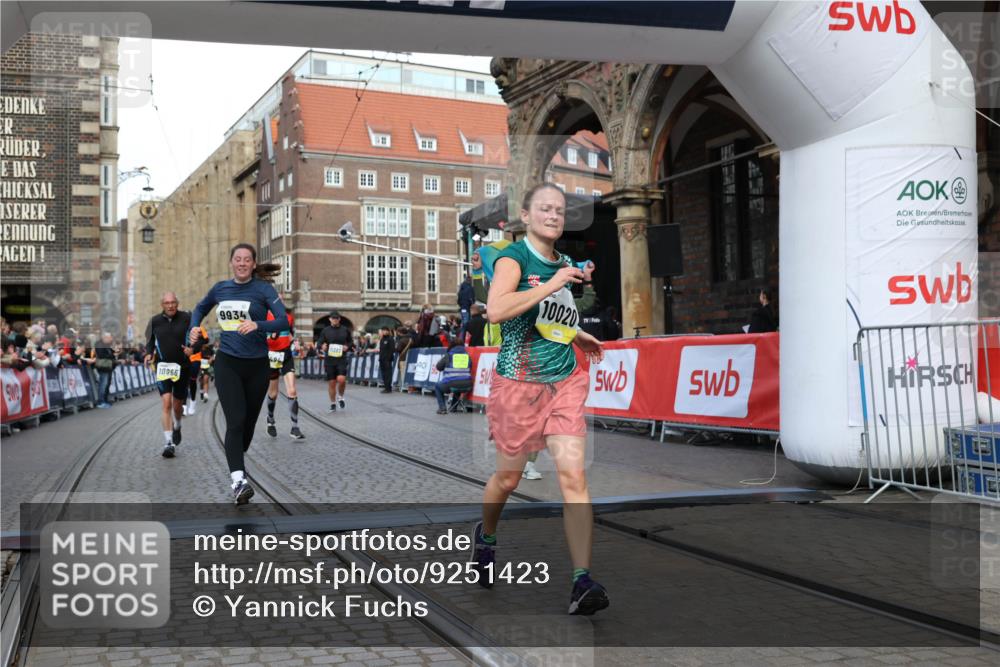 05.10.2025 - 20. swb-Marathon Bremen Yannick Fuchs http://msf.ph/oto/9251423 05.10.2025 10:53:51 Ziel 9494, 9934, 10020, 10416, 10642, 10906, 10925, 10966, 11046, 11141 meine-sportfotos.de