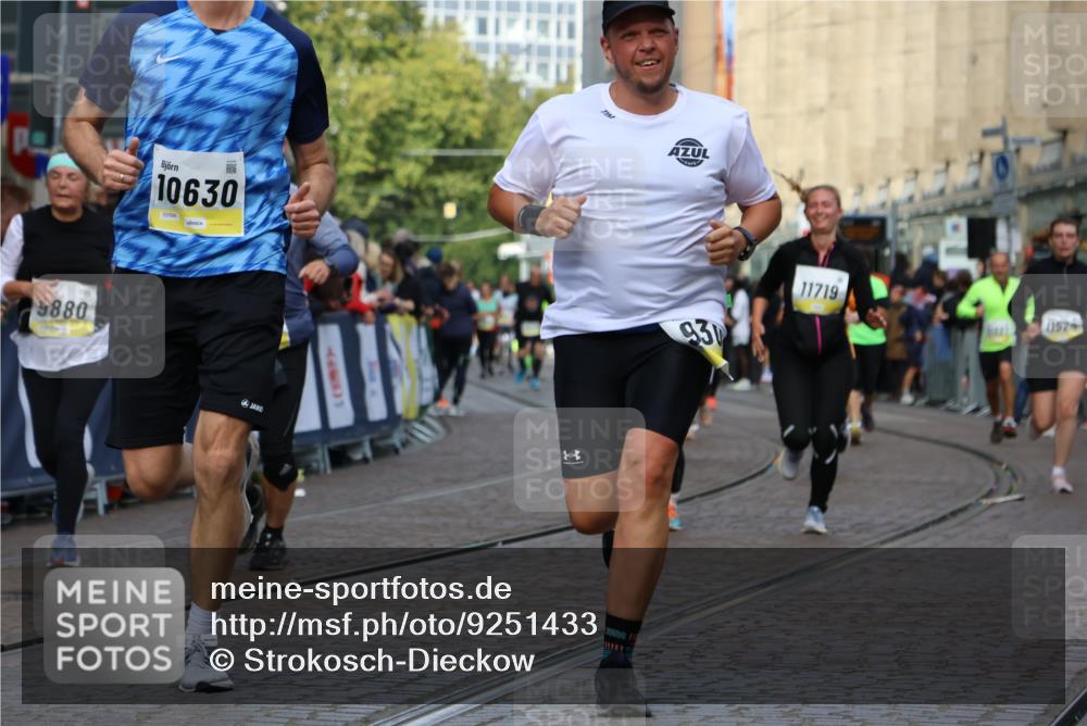 05.10.2025 - 20. swb-Marathon Bremen Strokosch-Dieckow http://msf.ph/oto/9251433 05.10.2025 11:01:04 Ziel 9208, 9305, 9443, 9880, 9954, 10228, 10359, 10477, 10630, 11053, 11524, 11719 meine-sportfotos.de