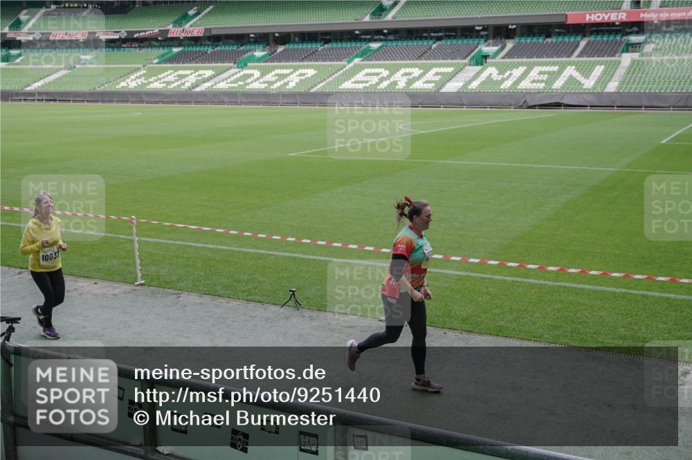 05.10.2025 - 20. swb-Marathon Bremen Michael Burmester http://msf.ph/oto/9251440 05.10.2025 10:40:58 Laufen im Stadion 7706, 8111, 9001, 9178, 9191, 9205, 9217, 9245, 9274, 9306, 9321, 9334, 9353, 9355, 9438, 9440, 9446, 9466, 9483, 9491, 9530, 9537, 9589, 9599, 9605, 9617, 9685, 9690, 9702, 9712, 9757, 9764, 9774, 9804, 9853, 9874, 9877, 9892, 9942, 10001, 10037, 10058, 10081, 10100, 10101, 10135, 10168, 10193, 10235, 10236, 10243, 10295, 10343, 10419, 10458, 10550, 10563, 10580, 10582, 10585, 10632, 11090, 11270, 7799, 9241, 9554, 9571, 9619, 9931 meine-sportfotos.de
