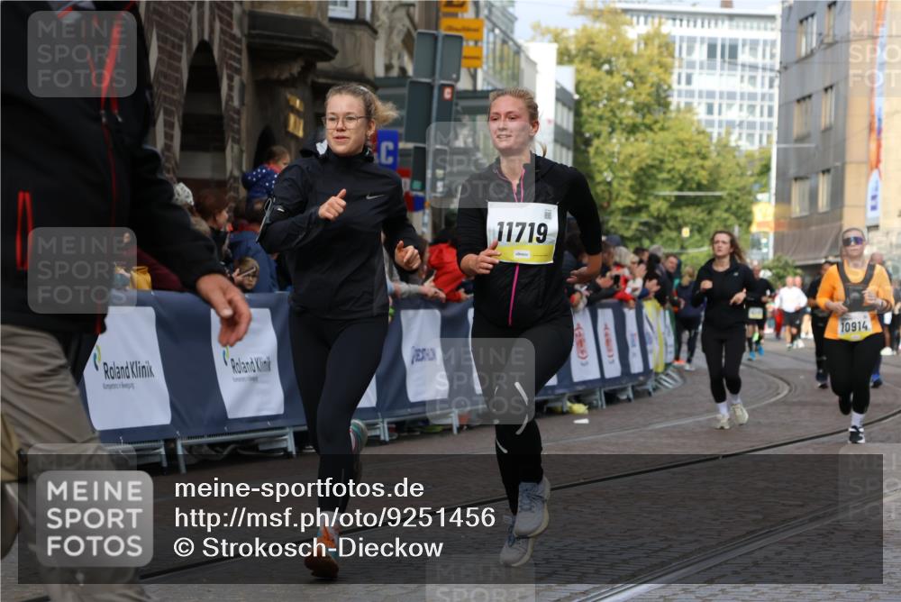 05.10.2025 - 20. swb-Marathon Bremen Strokosch-Dieckow http://msf.ph/oto/9251456 05.10.2025 11:01:07 Ziel 9182, 9305, 9443, 9613, 9880, 10477, 10544, 10630, 10914, 11053, 11337, 11338, 11524, 11597, 11719 meine-sportfotos.de