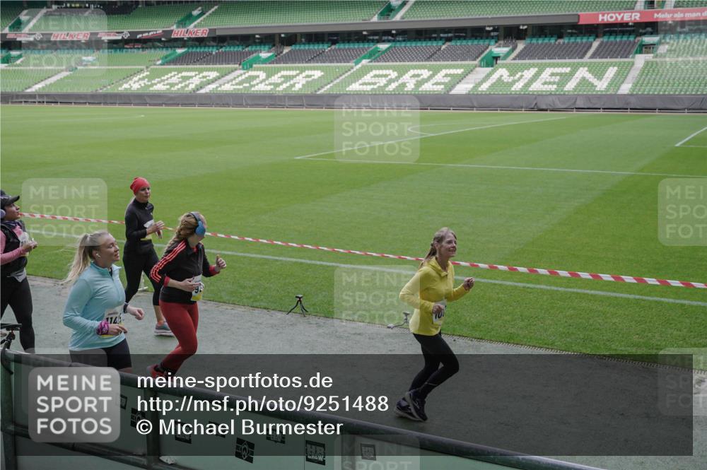 05.10.2025 - 20. swb-Marathon Bremen Michael Burmester http://msf.ph/oto/9251488 05.10.2025 10:41:00 Laufen im Stadion 7706, 8111, 9001, 9178, 9191, 9205, 9217, 9245, 9274, 9306, 9321, 9334, 9353, 9355, 9357, 9438, 9440, 9446, 9466, 9483, 9530, 9537, 9589, 9599, 9605, 9617, 9685, 9690, 9702, 9712, 9757, 9764, 9774, 9804, 9853, 9874, 9877, 9892, 9942, 10001, 10037, 10058, 10081, 10100, 10101, 10135, 10168, 10193, 10235, 10236, 10243, 10295, 10343, 10419, 10458, 10550, 10563, 10580, 10582, 10585, 10632, 11090, 11270, 7799, 9241, 9554, 9571, 9619, 9931 meine-sportfotos.de