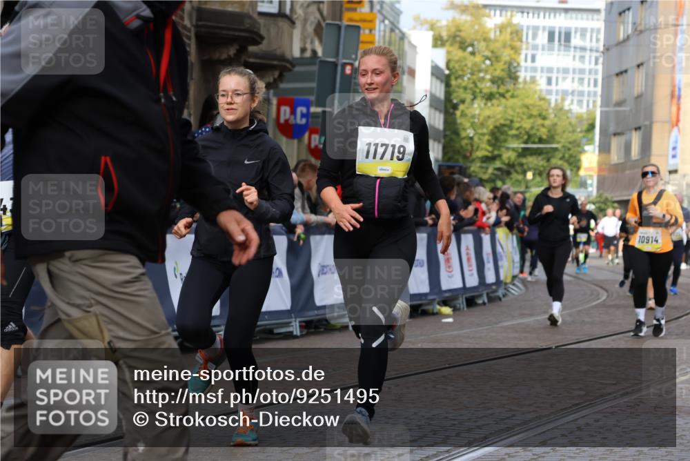 05.10.2025 - 20. swb-Marathon Bremen Strokosch-Dieckow http://msf.ph/oto/9251495 05.10.2025 11:01:07 Ziel 9182, 9305, 9443, 9613, 9880, 10477, 10544, 10630, 10914, 11053, 11337, 11338, 11524, 11597, 11719 meine-sportfotos.de