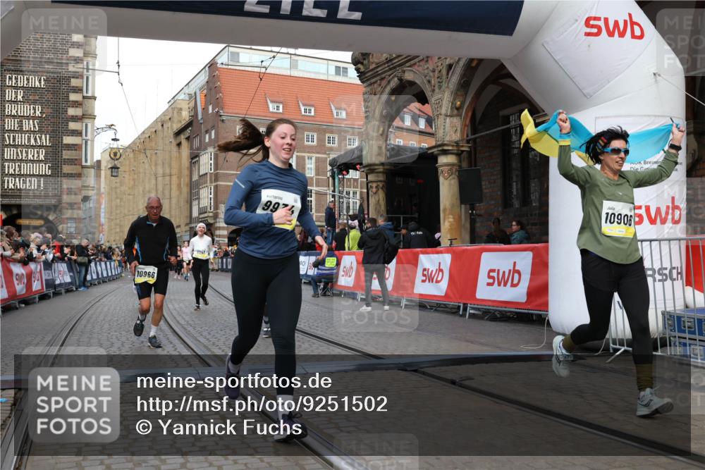 05.10.2025 - 20. swb-Marathon Bremen Yannick Fuchs http://msf.ph/oto/9251502 05.10.2025 10:53:52 Ziel 9494, 9934, 10020, 10416, 10906, 10925, 10966, 11046, 11141, 11383 meine-sportfotos.de