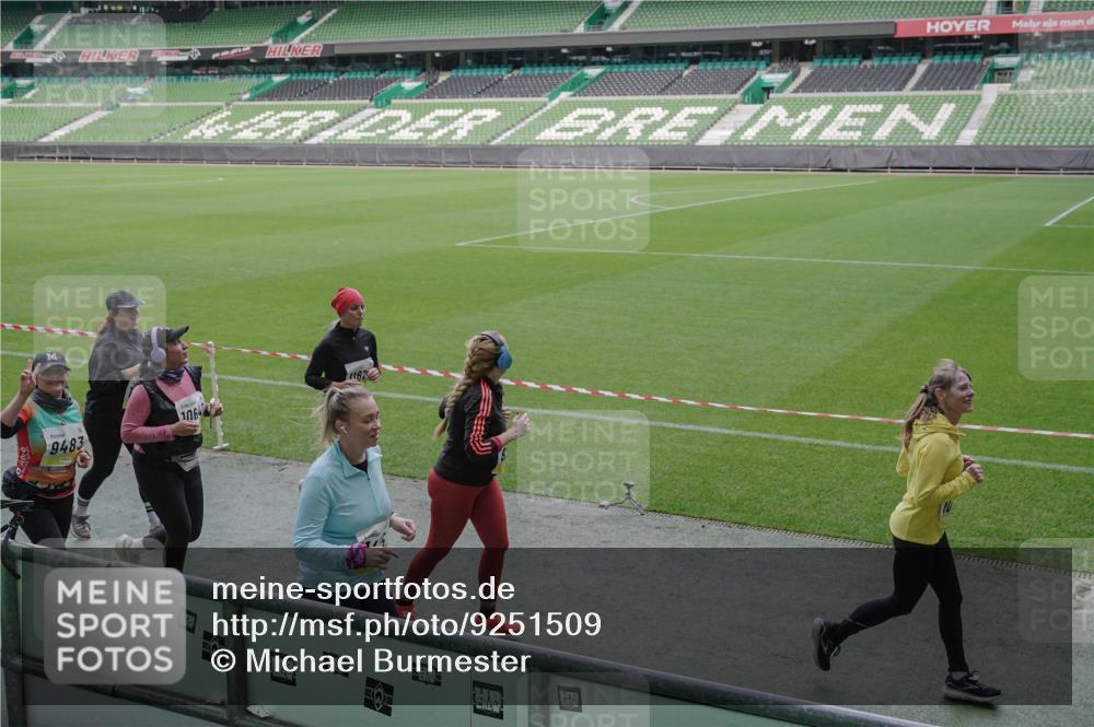 05.10.2025 - 20. swb-Marathon Bremen Michael Burmester http://msf.ph/oto/9251509 05.10.2025 10:41:00 Laufen im Stadion 7706, 8111, 9001, 9178, 9191, 9205, 9217, 9245, 9274, 9306, 9321, 9334, 9353, 9355, 9357, 9438, 9440, 9446, 9466, 9483, 9530, 9537, 9589, 9599, 9605, 9617, 9685, 9690, 9702, 9712, 9757, 9764, 9774, 9804, 9853, 9874, 9877, 9892, 9942, 10001, 10037, 10058, 10081, 10100, 10101, 10135, 10168, 10193, 10235, 10236, 10243, 10295, 10343, 10419, 10458, 10550, 10563, 10580, 10582, 10585, 10632, 11090, 11270, 7799, 9241, 9554, 9571, 9619, 9931 meine-sportfotos.de