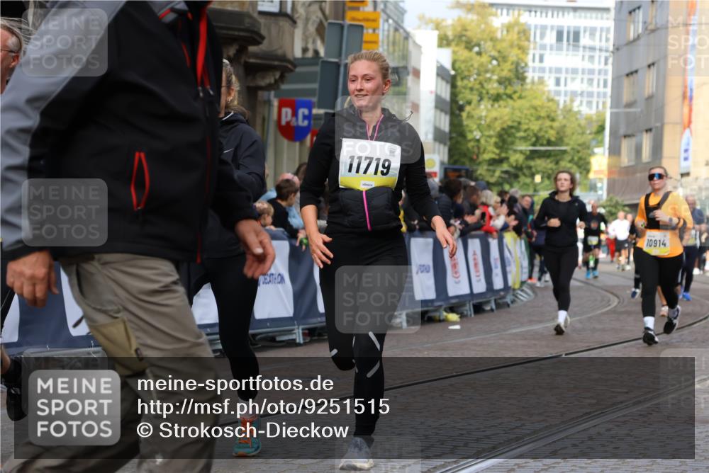 05.10.2025 - 20. swb-Marathon Bremen Strokosch-Dieckow http://msf.ph/oto/9251515 05.10.2025 11:01:07 Ziel 9182, 9305, 9443, 9613, 9880, 10477, 10544, 10630, 10914, 11053, 11337, 11338, 11524, 11597, 11719 meine-sportfotos.de