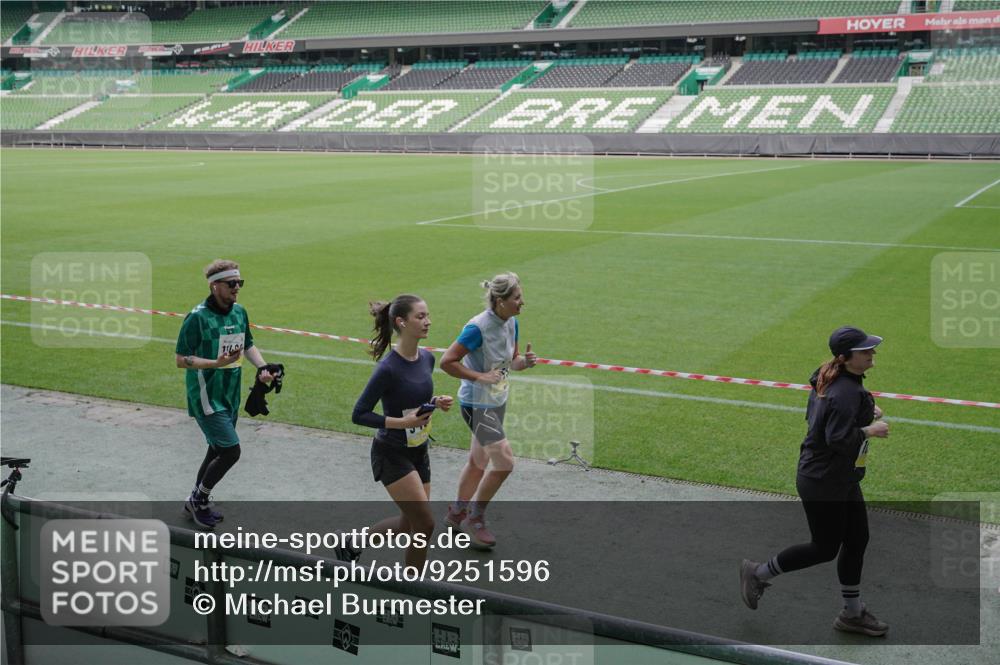 05.10.2025 - 20. swb-Marathon Bremen Michael Burmester http://msf.ph/oto/9251596 05.10.2025 10:41:02 Laufen im Stadion 7706, 8111, 9001, 9178, 9191, 9205, 9217, 9245, 9274, 9306, 9321, 9334, 9353, 9355, 9357, 9438, 9440, 9446, 9466, 9483, 9530, 9537, 9589, 9599, 9605, 9617, 9685, 9690, 9702, 9712, 9757, 9764, 9774, 9804, 9853, 9874, 9877, 9887, 9892, 9942, 10001, 10037, 10058, 10081, 10100, 10101, 10135, 10168, 10193, 10197, 10235, 10236, 10243, 10295, 10330, 10332, 10343, 10419, 10458, 10550, 10563, 10580, 10582, 10585, 10614, 10632, 11090, 11270, 7799, 9241, 9554, 9571, 9619, 9931 meine-sportfotos.de