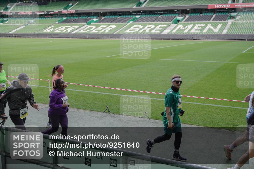 05.10.2025 - 20. swb-Marathon Bremen Michael Burmester http://msf.ph/oto/9251640 05.10.2025 10:41:04 Laufen im Stadion 7706, 8111, 9001, 9178, 9191, 9205, 9217, 9245, 9274, 9306, 9321, 9334, 9353, 9355, 9357, 9401, 9438, 9440, 9446, 9466, 9483, 9530, 9537, 9589, 9599, 9605, 9617, 9685, 9690, 9702, 9712, 9757, 9764, 9774, 9804, 9853, 9874, 9877, 9887, 9892, 9942, 10001, 10037, 10058, 10081, 10100, 10101, 10135, 10168, 10193, 10197, 10235, 10236, 10243, 10249, 10295, 10330, 10332, 10343, 10419, 10458, 10550, 10563, 10580, 10582, 10585, 10614, 10632, 7799, 9241, 9619 meine-sportfotos.de