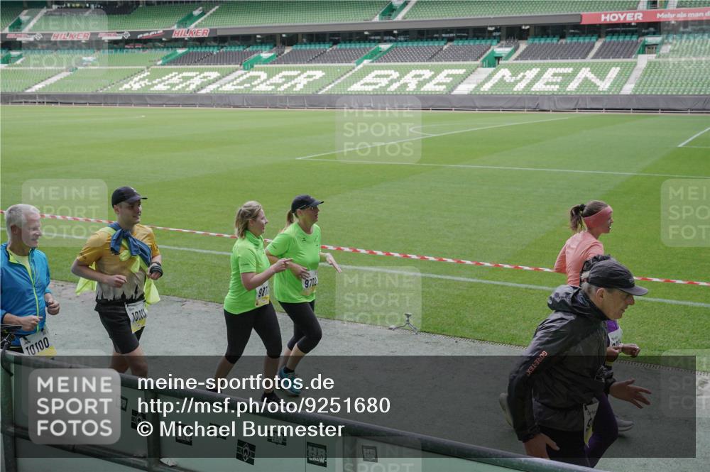 05.10.2025 - 20. swb-Marathon Bremen Michael Burmester http://msf.ph/oto/9251680 05.10.2025 10:41:05 Laufen im Stadion 7706, 8111, 9001, 9178, 9191, 9205, 9217, 9245, 9274, 9306, 9321, 9334, 9353, 9355, 9357, 9401, 9438, 9440, 9446, 9466, 9483, 9530, 9537, 9589, 9599, 9605, 9617, 9685, 9690, 9702, 9712, 9757, 9764, 9774, 9804, 9853, 9874, 9877, 9887, 9892, 9942, 10001, 10037, 10058, 10081, 10100, 10101, 10135, 10152, 10168, 10197, 10235, 10236, 10243, 10249, 10295, 10330, 10332, 10343, 10419, 10458, 10550, 10563, 10580, 10582, 10585, 10614, 10632, 7799, 9619 meine-sportfotos.de