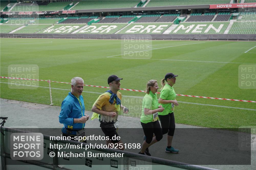 05.10.2025 - 20. swb-Marathon Bremen Michael Burmester http://msf.ph/oto/9251698 05.10.2025 10:41:06 Laufen im Stadion 7706, 8111, 9001, 9178, 9191, 9205, 9217, 9245, 9274, 9306, 9321, 9334, 9353, 9355, 9357, 9401, 9438, 9440, 9446, 9466, 9483, 9530, 9537, 9589, 9599, 9605, 9617, 9685, 9690, 9702, 9712, 9757, 9764, 9774, 9804, 9853, 9874, 9877, 9887, 9892, 9942, 10001, 10037, 10058, 10081, 10100, 10101, 10135, 10152, 10168, 10197, 10235, 10236, 10243, 10249, 10295, 10330, 10332, 10343, 10419, 10458, 10550, 10563, 10580, 10582, 10585, 10614, 10632, 7799 meine-sportfotos.de