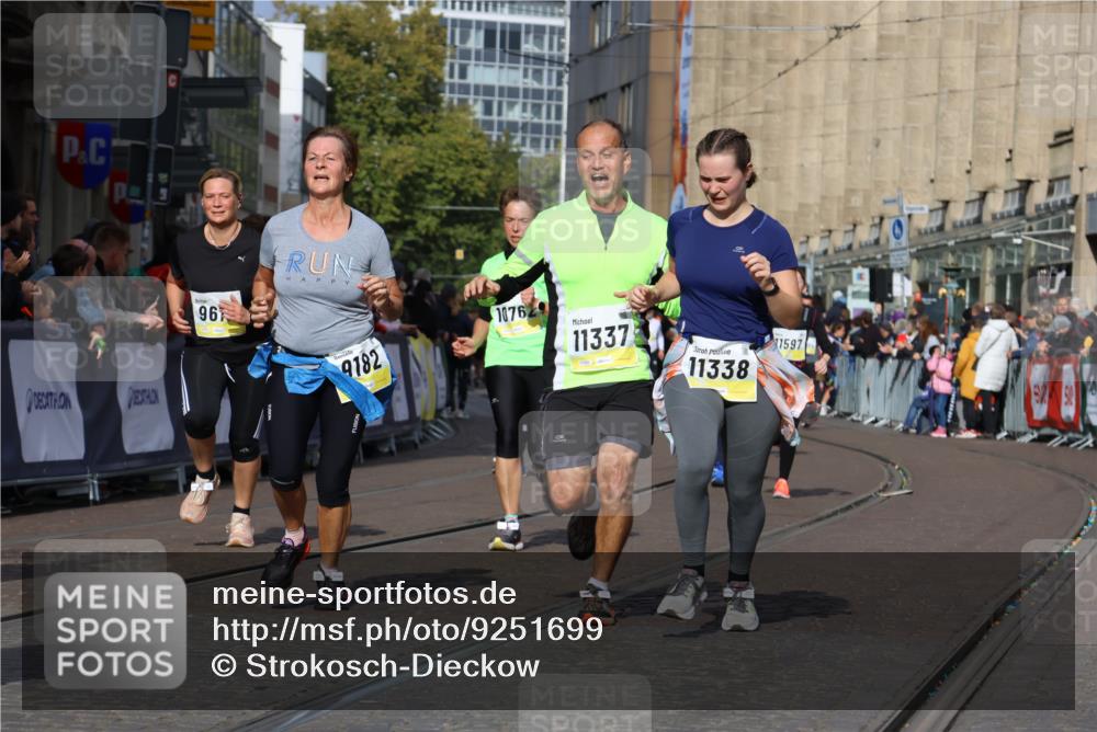 05.10.2025 - 20. swb-Marathon Bremen Strokosch-Dieckow http://msf.ph/oto/9251699 05.10.2025 11:01:12 Ziel 9182, 9443, 9613, 9880, 9925, 10544, 10762, 10914, 11337, 11338, 11524, 11597, 11680 meine-sportfotos.de