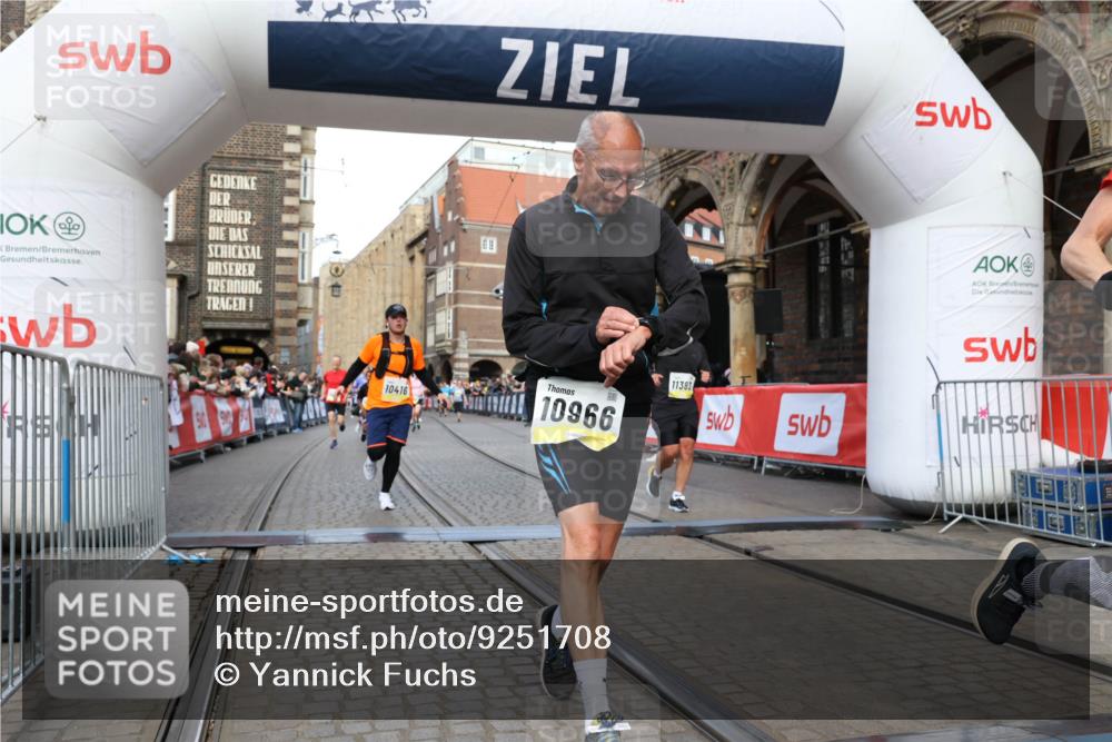 05.10.2025 - 20. swb-Marathon Bremen Yannick Fuchs http://msf.ph/oto/9251708 05.10.2025 10:53:55 Ziel 9494, 9934, 10020, 10416, 10696, 10906, 10966, 11141, 11383, 11445 meine-sportfotos.de