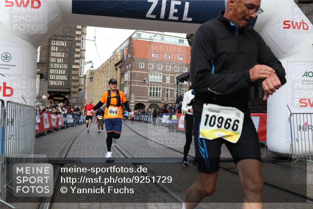 05.10.2025 - 20. swb-Marathon Bremen Yannick Fuchs http://msf.ph/oto/9251729 05.10.2025 10:53:55 Ziel 9494, 9934, 10020, 10416, 10696, 10906, 10966, 11141, 11383, 11445 meine-sportfotos.de