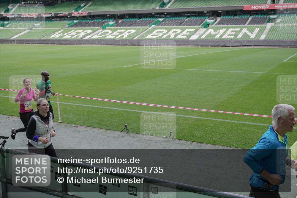 05.10.2025 - 20. swb-Marathon Bremen Michael Burmester http://msf.ph/oto/9251735 05.10.2025 10:41:07 Laufen im Stadion 7706, 8111, 9001, 9178, 9191, 9205, 9217, 9245, 9274, 9306, 9321, 9334, 9353, 9355, 9357, 9401, 9438, 9440, 9446, 9466, 9483, 9530, 9537, 9589, 9599, 9605, 9617, 9685, 9690, 9702, 9712, 9757, 9764, 9774, 9804, 9853, 9874, 9877, 9887, 9892, 9942, 10001, 10037, 10051, 10058, 10081, 10095, 10100, 10101, 10135, 10152, 10168, 10197, 10235, 10236, 10243, 10249, 10295, 10330, 10332, 10343, 10419, 10458, 10550, 10563, 10580, 10582, 10585, 10614, 10632, 7799 meine-sportfotos.de