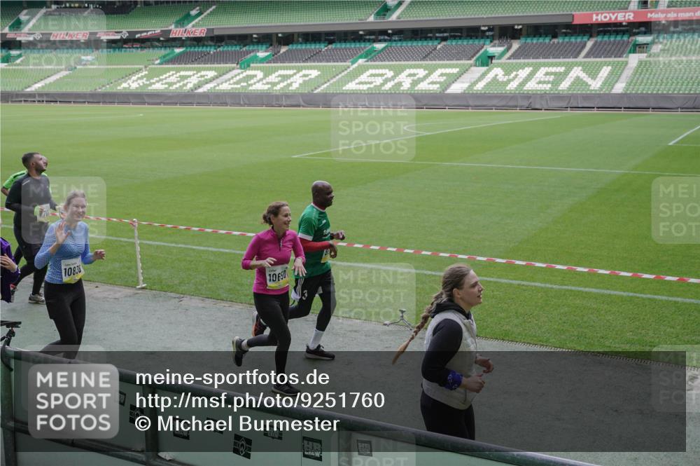 05.10.2025 - 20. swb-Marathon Bremen Michael Burmester http://msf.ph/oto/9251760 05.10.2025 10:41:08 Laufen im Stadion 7706, 8111, 9001, 9178, 9191, 9205, 9217, 9245, 9265, 9274, 9306, 9321, 9334, 9353, 9355, 9357, 9401, 9438, 9440, 9446, 9466, 9483, 9530, 9537, 9538, 9589, 9599, 9605, 9617, 9685, 9690, 9702, 9712, 9757, 9764, 9774, 9804, 9853, 9874, 9877, 9887, 9892, 9942, 10001, 10037, 10051, 10058, 10081, 10095, 10100, 10101, 10135, 10152, 10168, 10197, 10212, 10235, 10236, 10243, 10249, 10295, 10330, 10332, 10343, 10419, 10458, 10550, 10563, 10580, 10582, 10585, 10614, 10632, 7799 meine-sportfotos.de