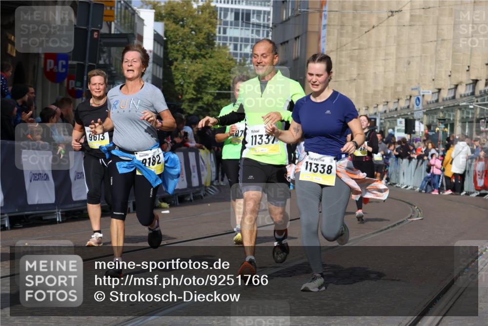 05.10.2025 - 20. swb-Marathon Bremen Strokosch-Dieckow http://msf.ph/oto/9251766 05.10.2025 11:01:12 Ziel 9182, 9443, 9613, 9880, 9925, 10544, 10762, 10914, 11337, 11338, 11524, 11597, 11680 meine-sportfotos.de