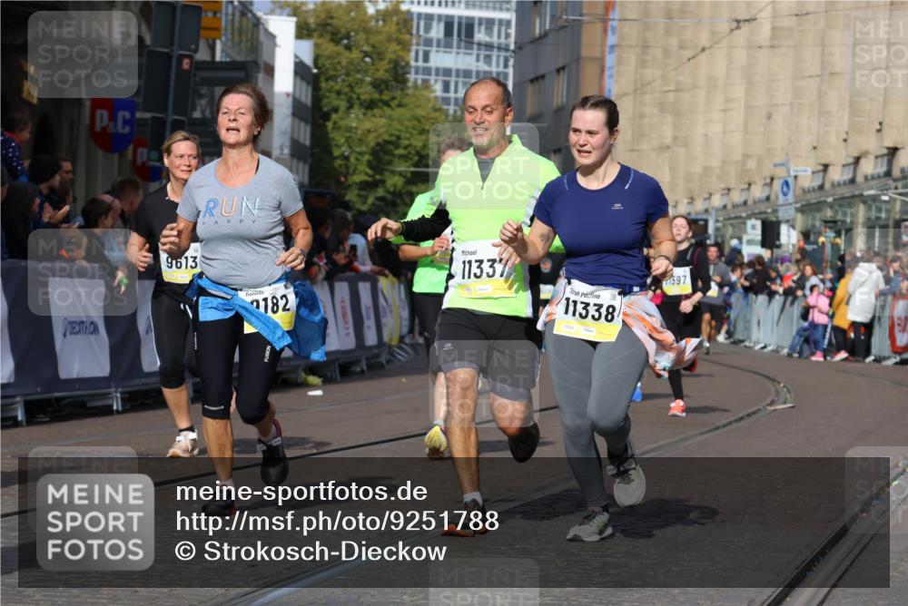 05.10.2025 - 20. swb-Marathon Bremen Strokosch-Dieckow http://msf.ph/oto/9251788 05.10.2025 11:01:12 Ziel 9182, 9443, 9613, 9880, 9925, 10544, 10762, 10914, 11337, 11338, 11524, 11597, 11680 meine-sportfotos.de