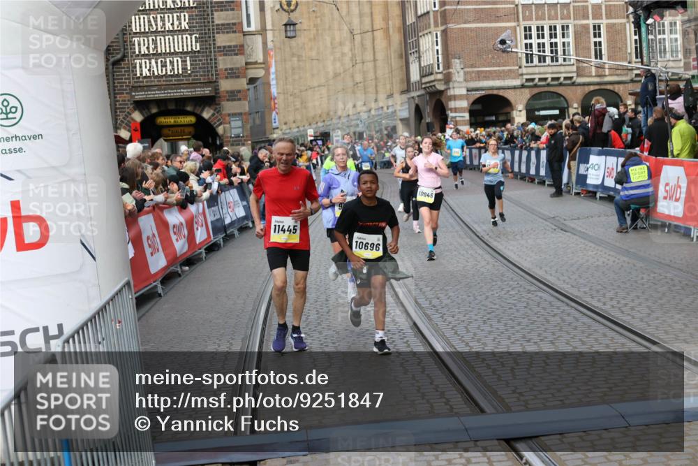 05.10.2025 - 20. swb-Marathon Bremen Yannick Fuchs http://msf.ph/oto/9251847 05.10.2025 10:53:57 Ziel 9494, 9701, 9934, 10020, 10416, 10696, 10906, 10966, 11141, 11383, 11445, 11533 meine-sportfotos.de