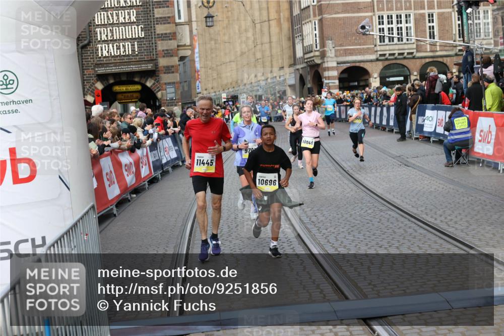 05.10.2025 - 20. swb-Marathon Bremen Yannick Fuchs http://msf.ph/oto/9251856 05.10.2025 10:53:57 Ziel 9494, 9701, 9934, 10020, 10416, 10696, 10906, 10966, 11141, 11383, 11445, 11533 meine-sportfotos.de