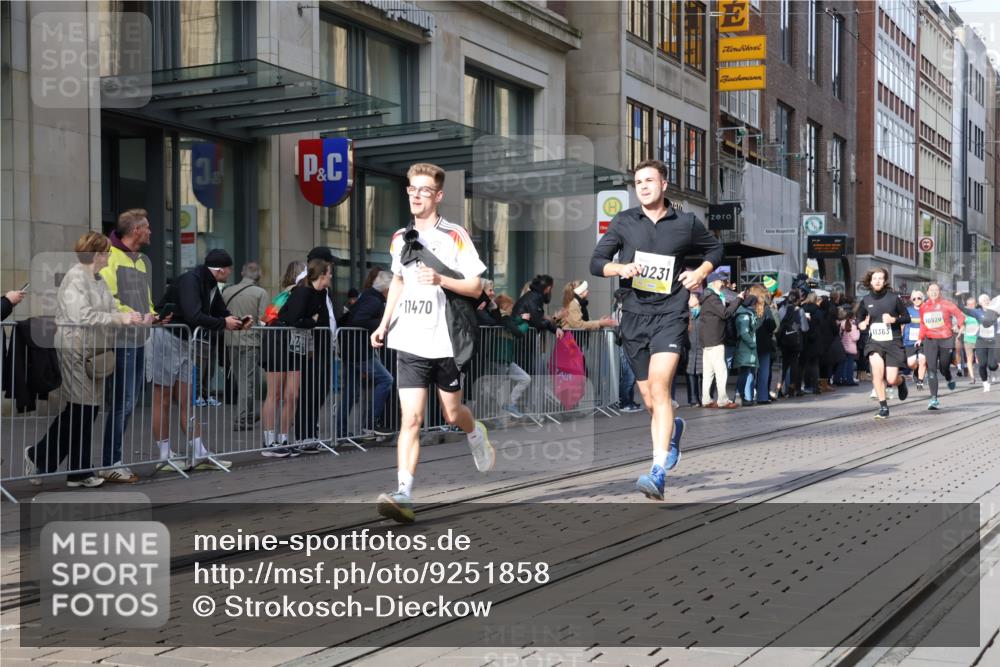 05.10.2025 - 20. swb-Marathon Bremen Strokosch-Dieckow http://msf.ph/oto/9251858 05.10.2025 10:54:44 Ziel 9176, 9318, 9427, 9475, 9560, 9570, 9791, 10003, 10014, 10024, 10034, 10180, 10231, 10307, 10326, 10609, 10920, 11140, 11317, 11320, 11363, 11373, 11470, 11507, 11523, 9176, 9318, 9427, 9475, 9560, 9570, 9791, 10003, 10014, 10024, 10034, 10180, 10231, 10307, 10326, 10609, 10920, 11140, 11317, 11320, 11363, 11373, 11470, 11507, 11523 meine-sportfotos.de