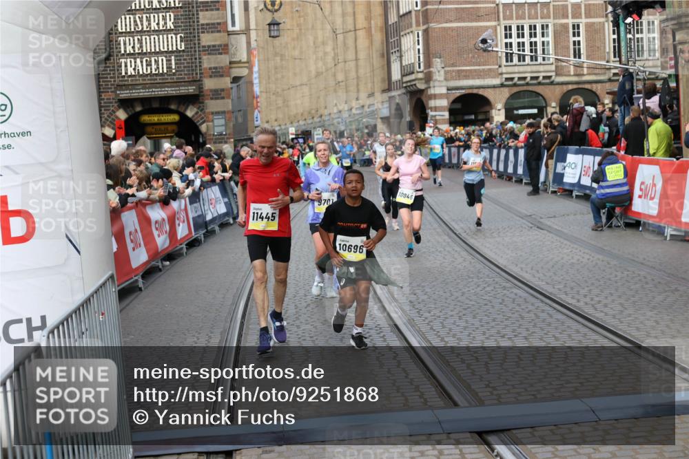 05.10.2025 - 20. swb-Marathon Bremen Yannick Fuchs http://msf.ph/oto/9251868 05.10.2025 10:53:57 Ziel 9494, 9701, 9934, 10020, 10416, 10696, 10906, 10966, 11141, 11383, 11445, 11533 meine-sportfotos.de