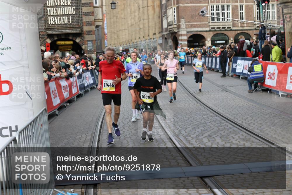 05.10.2025 - 20. swb-Marathon Bremen Yannick Fuchs http://msf.ph/oto/9251878 05.10.2025 10:53:57 Ziel 9494, 9701, 9934, 10020, 10416, 10696, 10906, 10966, 11141, 11383, 11445, 11533 meine-sportfotos.de