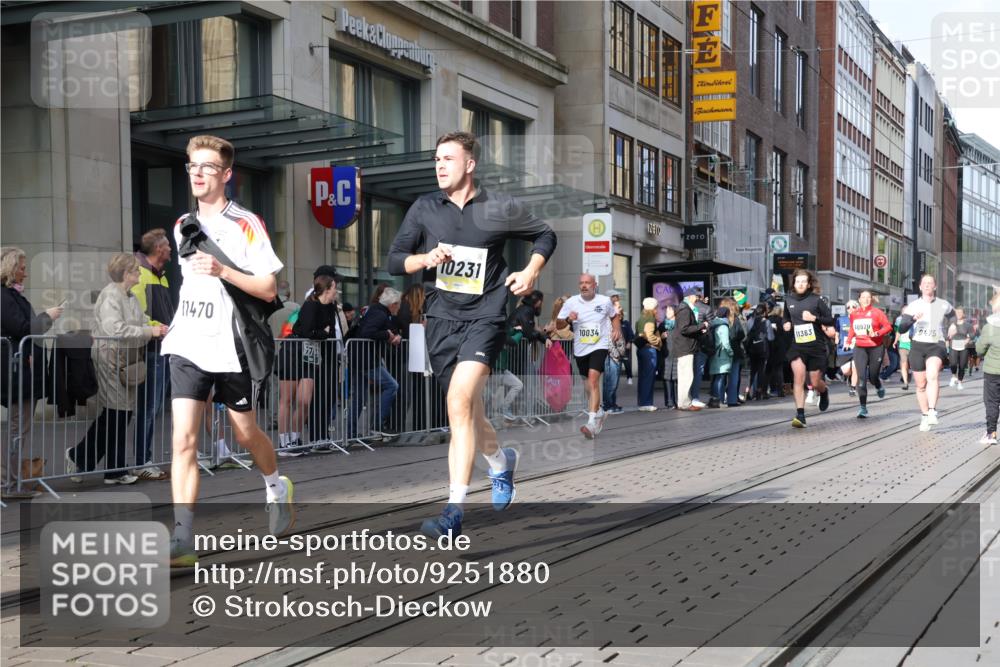05.10.2025 - 20. swb-Marathon Bremen Strokosch-Dieckow http://msf.ph/oto/9251880 05.10.2025 10:54:45 Ziel 9176, 9318, 9427, 9475, 9570, 9791, 9881, 10003, 10014, 10034, 10180, 10231, 10307, 10326, 10609, 10920, 11042, 11140, 11317, 11320, 11363, 11373, 11470, 11507, 11523, 9176, 9318, 9427, 9475, 9570, 9791, 9881, 10003, 10014, 10034, 10180, 10231, 10307, 10326, 10609, 10920, 11042, 11140, 11317, 11320, 11363, 11373, 11470, 11507, 11523 meine-sportfotos.de