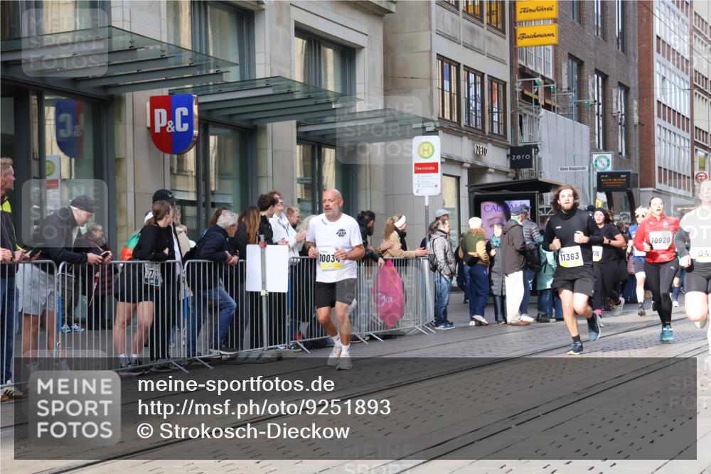 05.10.2025 - 20. swb-Marathon Bremen Strokosch-Dieckow http://msf.ph/oto/9251893 05.10.2025 10:54:46 Ziel 9176, 9318, 9427, 9475, 9570, 9791, 9881, 9933, 10003, 10014, 10034, 10116, 10180, 10231, 10307, 10326, 10920, 11042, 11140, 11317, 11320, 11363, 11470, 11507, 11523, 9176, 9318, 9427, 9475, 9570, 9791, 9881, 9933, 10003, 10014, 10034, 10116, 10180, 10231, 10307, 10326, 10920, 11042, 11140, 11317, 11320, 11363, 11470, 11507, 11523 meine-sportfotos.de