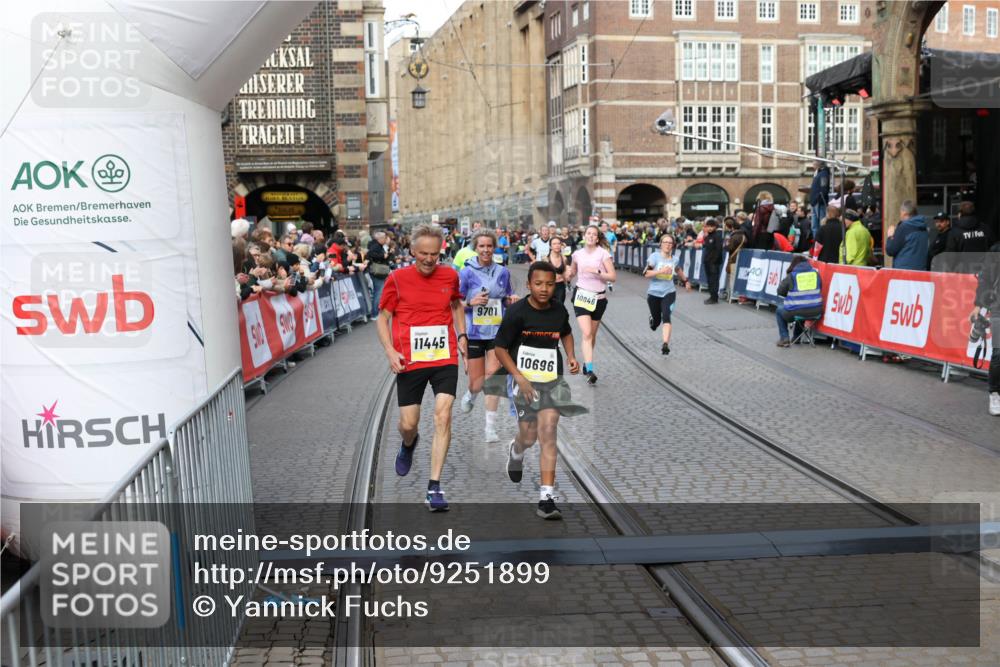 05.10.2025 - 20. swb-Marathon Bremen Yannick Fuchs http://msf.ph/oto/9251899 05.10.2025 10:53:58 Ziel 9494, 9701, 9934, 10046, 10416, 10616, 10696, 10906, 10966, 11141, 11383, 11445, 11533 meine-sportfotos.de