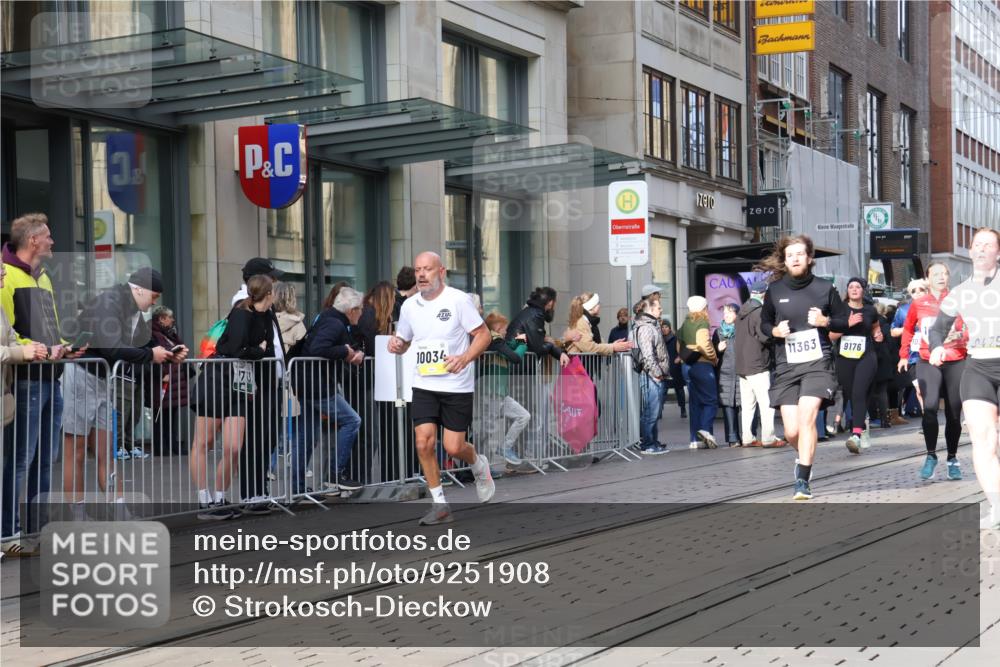 05.10.2025 - 20. swb-Marathon Bremen Strokosch-Dieckow http://msf.ph/oto/9251908 05.10.2025 10:54:46 Ziel 9176, 9318, 9427, 9475, 9570, 9791, 9881, 9933, 10003, 10014, 10034, 10116, 10180, 10231, 10307, 10326, 10920, 11042, 11140, 11317, 11320, 11363, 11470, 11507, 11523, 9176, 9318, 9427, 9475, 9570, 9791, 9881, 9933, 10003, 10014, 10034, 10116, 10180, 10231, 10307, 10326, 10920, 11042, 11140, 11317, 11320, 11363, 11470, 11507, 11523 meine-sportfotos.de