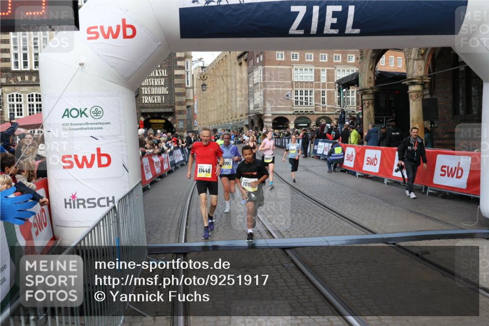 05.10.2025 - 20. swb-Marathon Bremen Yannick Fuchs http://msf.ph/oto/9251917 05.10.2025 10:53:58 Ziel 9494, 9701, 9934, 10046, 10416, 10616, 10696, 10906, 10966, 11141, 11383, 11445, 11533 meine-sportfotos.de
