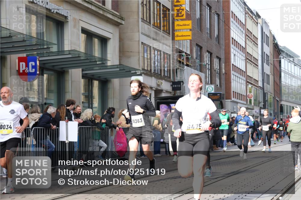05.10.2025 - 20. swb-Marathon Bremen Strokosch-Dieckow http://msf.ph/oto/9251919 05.10.2025 10:54:47 Ziel 9176, 9201, 9318, 9427, 9475, 9570, 9791, 9881, 9933, 10003, 10014, 10034, 10116, 10180, 10231, 10307, 10326, 10920, 11042, 11140, 11317, 11320, 11363, 11470, 11507, 11523, 9176, 9201, 9318, 9427, 9475, 9570, 9791, 9881, 9933, 10003, 10014, 10034, 10116, 10180, 10231, 10307, 10326, 10920, 11042, 11140, 11317, 11320, 11363, 11470, 11507, 11523 meine-sportfotos.de