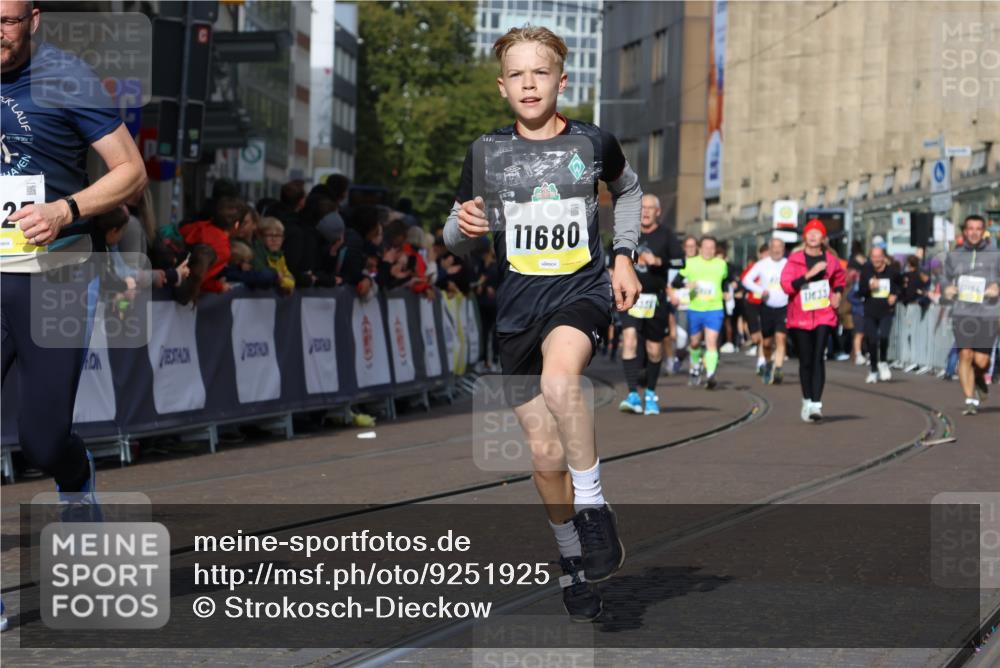 05.10.2025 - 20. swb-Marathon Bremen Strokosch-Dieckow http://msf.ph/oto/9251925 05.10.2025 11:01:19 Ziel 9925, 10762, 11680, 11688 meine-sportfotos.de