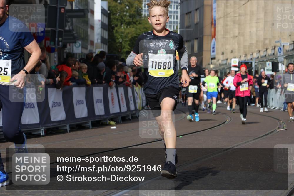 05.10.2025 - 20. swb-Marathon Bremen Strokosch-Dieckow http://msf.ph/oto/9251946 05.10.2025 11:01:19 Ziel 9925, 10762, 11680, 11688 meine-sportfotos.de