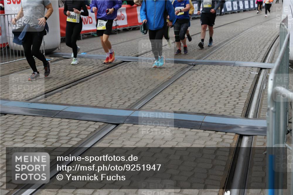 05.10.2025 - 20. swb-Marathon Bremen Yannick Fuchs http://msf.ph/oto/9251947 05.10.2025 11:14:06 Ziel 7014, 7410, 9012, 9342, 9631, 9667, 10000, 10036, 10512, 10721, 10756, 11541, 11548, 11652, 11653 meine-sportfotos.de