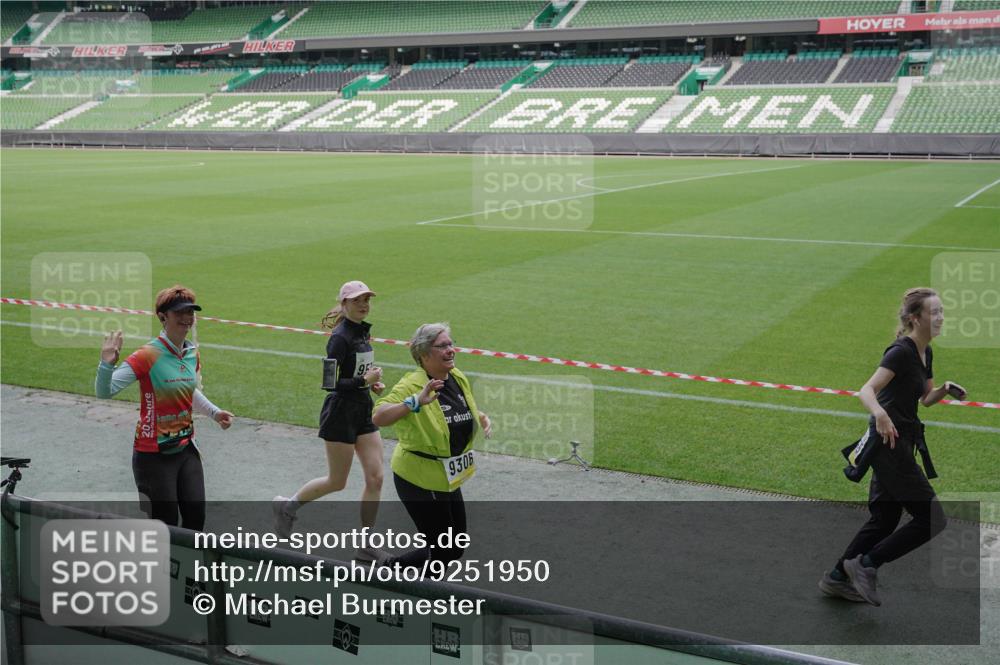 05.10.2025 - 20. swb-Marathon Bremen Michael Burmester http://msf.ph/oto/9251950 05.10.2025 10:41:14 Laufen im Stadion 7706, 8111, 9001, 9178, 9191, 9205, 9217, 9245, 9265, 9274, 9306, 9321, 9334, 9353, 9355, 9357, 9401, 9438, 9446, 9466, 9483, 9530, 9537, 9538, 9589, 9599, 9605, 9617, 9685, 9702, 9712, 9757, 9764, 9774, 9804, 9853, 9874, 9877, 9887, 9892, 9942, 10037, 10051, 10058, 10081, 10095, 10100, 10101, 10132, 10152, 10197, 10212, 10235, 10236, 10249, 10295, 10330, 10332, 10458, 10550, 10582, 10585, 10614, 10632 meine-sportfotos.de