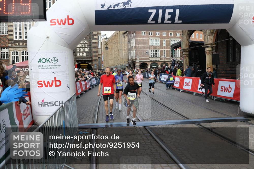 05.10.2025 - 20. swb-Marathon Bremen Yannick Fuchs http://msf.ph/oto/9251954 05.10.2025 10:53:58 Ziel 9494, 9701, 9934, 10046, 10416, 10616, 10696, 10906, 10966, 11141, 11383, 11445, 11533 meine-sportfotos.de