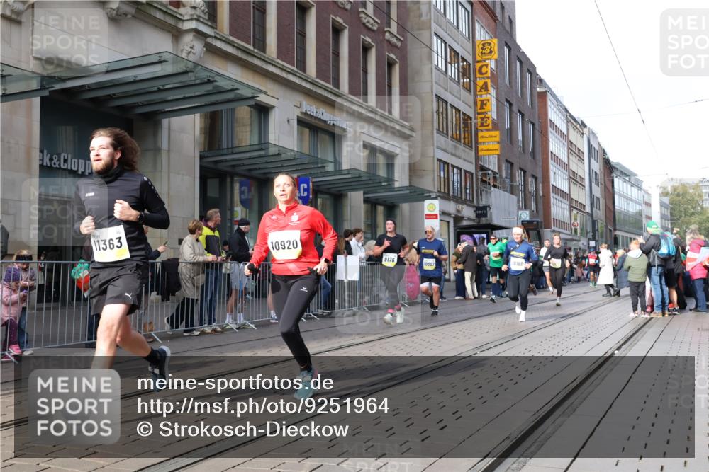 05.10.2025 - 20. swb-Marathon Bremen Strokosch-Dieckow http://msf.ph/oto/9251964 05.10.2025 10:54:49 Ziel 9176, 9201, 9318, 9350, 9427, 9475, 9514, 9570, 9654, 9791, 9881, 9933, 10003, 10014, 10034, 10116, 10180, 10231, 10307, 10326, 10920, 10970, 11042, 11115, 11140, 11317, 11320, 11363, 11470, 11507, 11523, 11702, 9176, 9201, 9318, 9350, 9427, 9475, 9514, 9570, 9654, 9791, 9881, 9933, 10003, 10014, 10034, 10116, 10180, 10231, 10307, 10326, 10920, 10970, 11042, 11115, 11140, 11317, 11320, 11363, 11470, 11507, 11523 meine-sportfotos.de