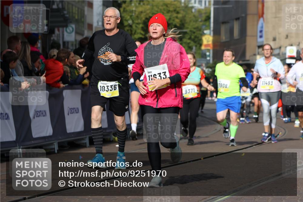 05.10.2025 - 20. swb-Marathon Bremen Strokosch-Dieckow http://msf.ph/oto/9251970 05.10.2025 11:01:25 Ziel 7908, 9286, 9371, 10157, 10336, 11194, 11493, 11633 meine-sportfotos.de