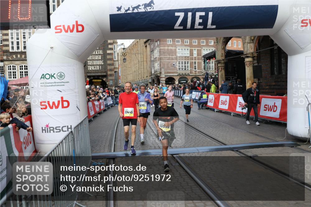 05.10.2025 - 20. swb-Marathon Bremen Yannick Fuchs http://msf.ph/oto/9251972 05.10.2025 10:53:59 Ziel 9456, 9494, 9701, 10046, 10416, 10616, 10696, 10966, 11141, 11383, 11445, 11533 meine-sportfotos.de