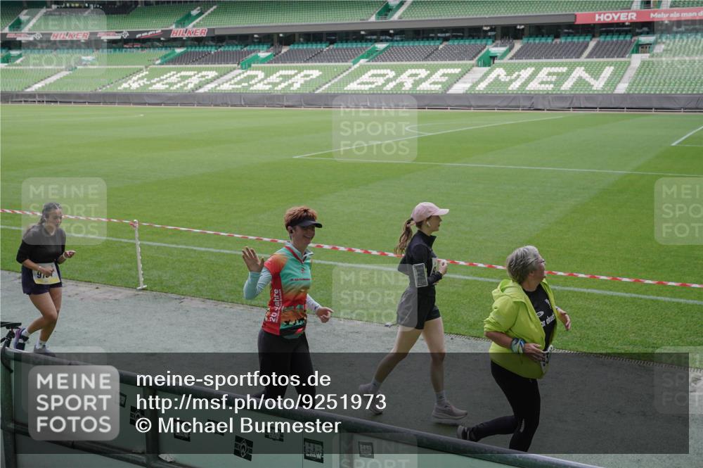 05.10.2025 - 20. swb-Marathon Bremen Michael Burmester http://msf.ph/oto/9251973 05.10.2025 10:41:15 Laufen im Stadion 7706, 8111, 9001, 9178, 9191, 9205, 9217, 9245, 9265, 9274, 9306, 9321, 9334, 9353, 9355, 9357, 9401, 9438, 9446, 9483, 9530, 9537, 9538, 9589, 9599, 9605, 9617, 9685, 9702, 9712, 9757, 9764, 9774, 9804, 9853, 9874, 9877, 9887, 9892, 9942, 10037, 10051, 10058, 10081, 10095, 10100, 10101, 10132, 10152, 10197, 10212, 10223, 10235, 10236, 10249, 10295, 10330, 10332, 10458, 10550, 10582, 10585, 10614, 10632 meine-sportfotos.de