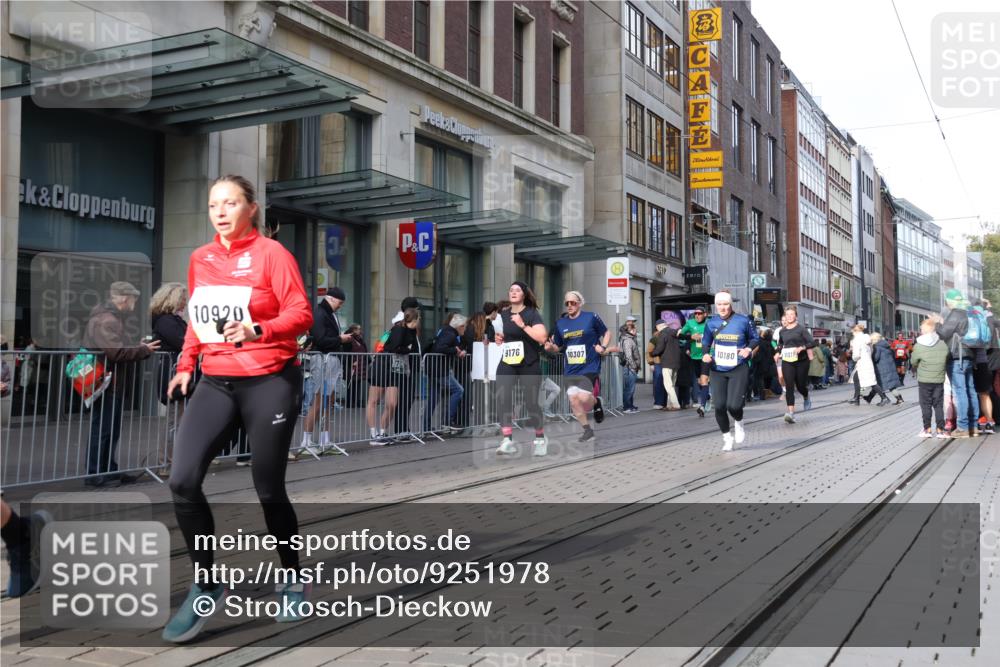 05.10.2025 - 20. swb-Marathon Bremen Strokosch-Dieckow http://msf.ph/oto/9251978 05.10.2025 10:54:50 Ziel 9176, 9201, 9318, 9350, 9475, 9514, 9654, 9791, 9881, 9933, 10003, 10014, 10034, 10116, 10180, 10307, 10326, 10920, 10970, 11042, 11115, 11140, 11317, 11320, 11363, 11507, 11523, 11702, 9176, 9201, 9318, 9350, 9475, 9514, 9654, 9791, 9881, 9933, 10003, 10014, 10034, 10116, 10180, 10307, 10326, 10920, 10970, 11042, 11115, 11140, 11317, 11320, 11363, 11507, 11523 meine-sportfotos.de